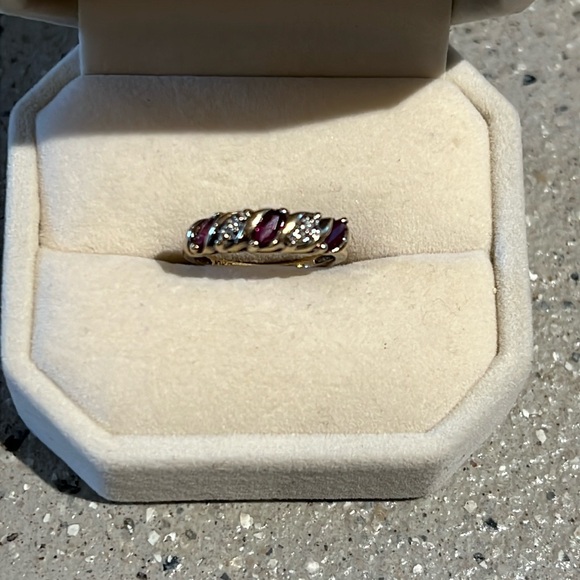 10kt Yellow Gold Garnet Diamond Ring - Picture 3 of 8